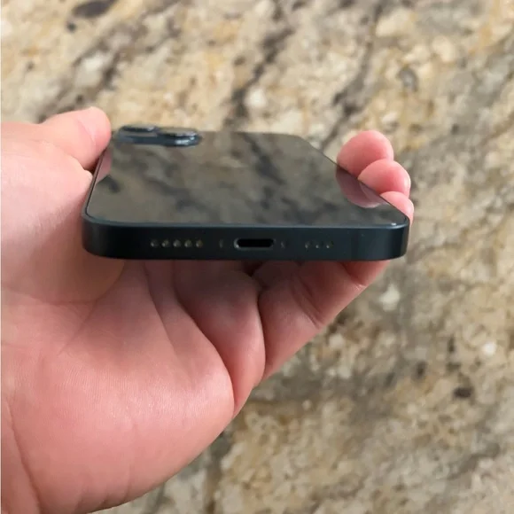 Apple iPhone 13 128GB Midnight Factory Unlocked Excellent Condition No Scratches